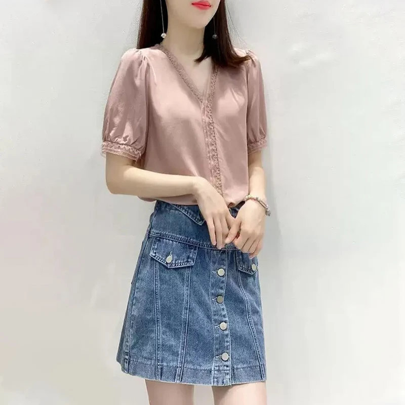 เสื้อเชิ้ตผ้าไหมคอวี แขนสั้น สไตล์ลำลองสำหรับผู้หญิง ใส่ได้ทั้งฤดูใบไม้ผลิและฤดูร้อน ทรงหลวม ติดกระดุม สีพื้น เหมาะสำหรับใส่ทำงาน