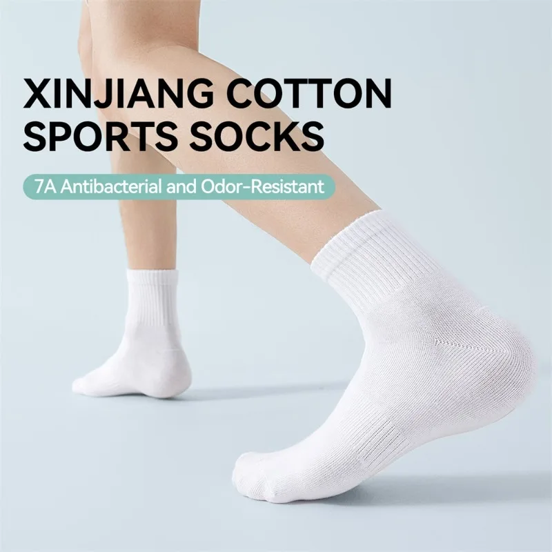 ถุงเท้าผู้ชาย 5 คู่/ล็อต ถุงเท้าผ้าฝ้ายแบบกลางข้อ ซับเหงื่อ สำหรับวิ่ง เล่นกีฬา ลำลอง ระบายอากาศ เหมาะสำหรับกิจกรรมกลางแจ้ง บาสเกตบอล ขี่จักรยาน