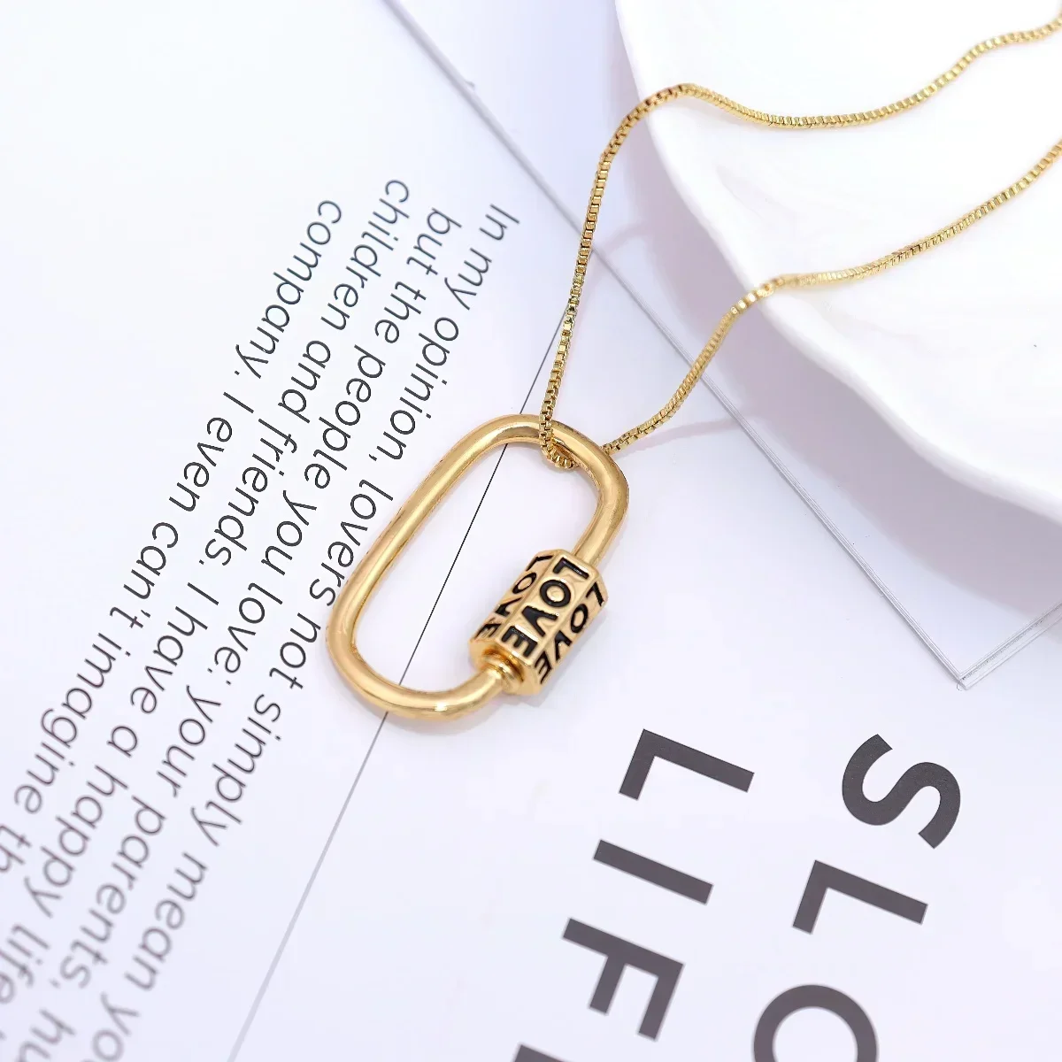 Ciondolo geometrico ovale fai-da-te Gioielli in rame da donna Collana con lettere dal vivo Stile europeo americano