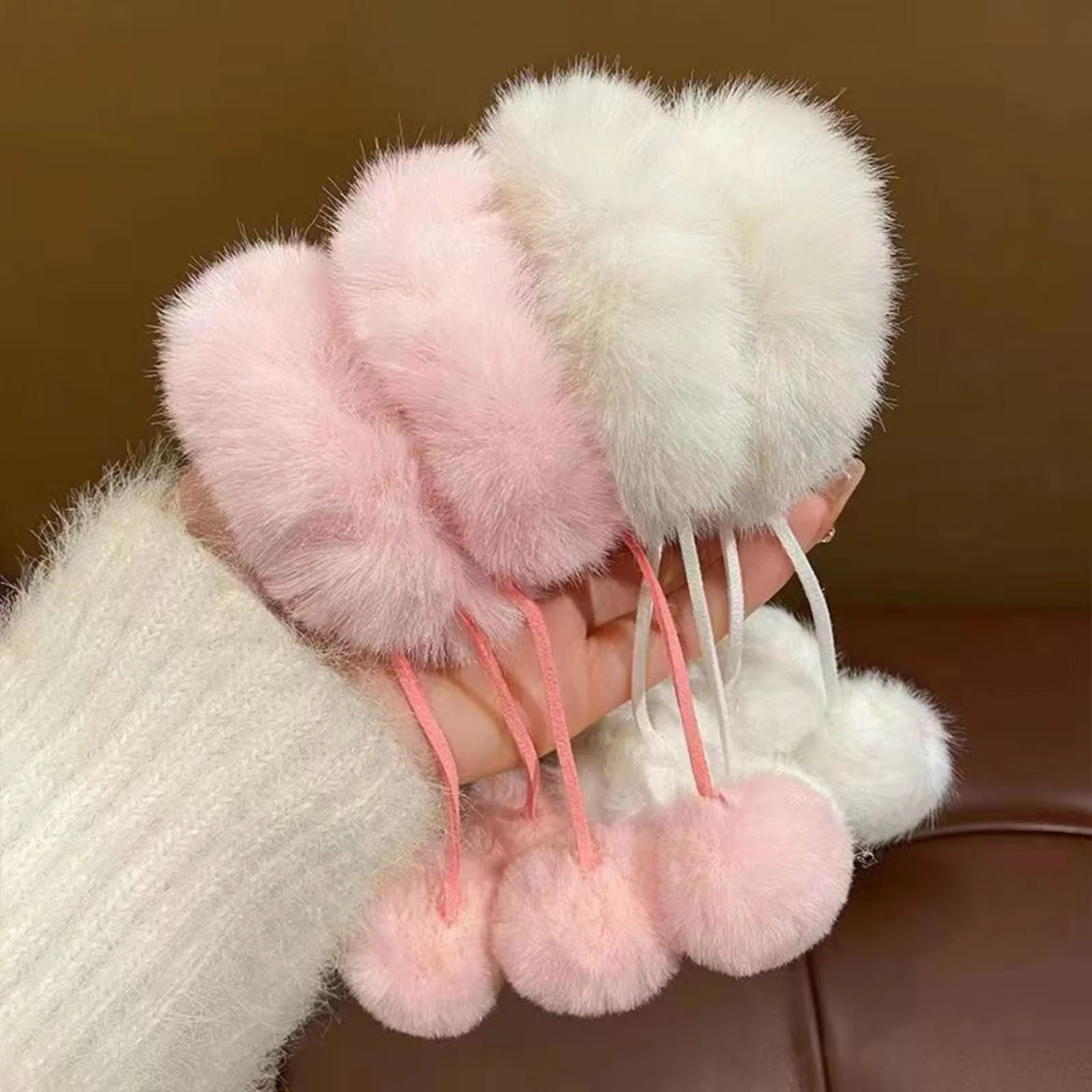 2 Stück flauschige Haarspangen mit Pompons, weiße Kunstfell-Haarnadeln für Damen, süße, trendige Haaraccessoires für Hochsteckfrisuren, modische Haarverzierung für den Winter. – Detail 5