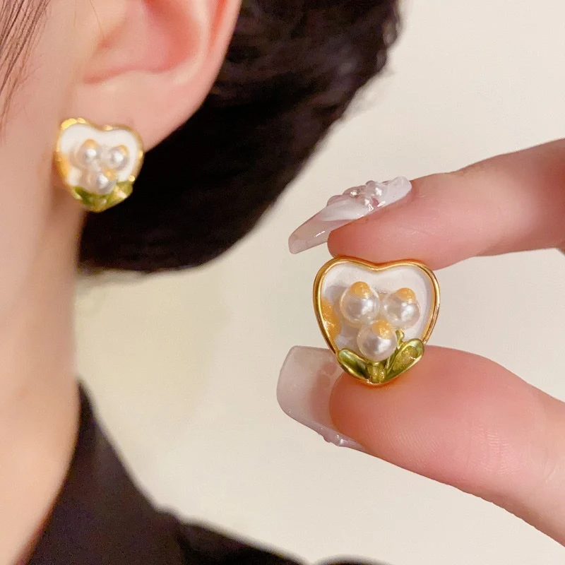

Women's earrings White heart Green leaves Simulated pearl Oil painting style ear stud 2025 trend