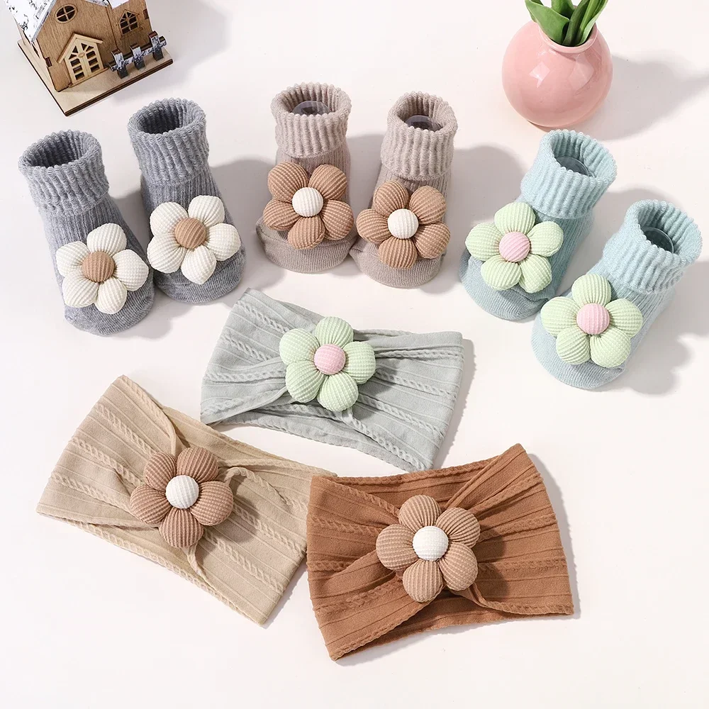 2 Stück Baby Blume Stirnband Socken Set weiches Nylon Haarband für Säuglings mädchen elastische Blumen Turban kurze Socke Neugeborene Kopf bedeckung