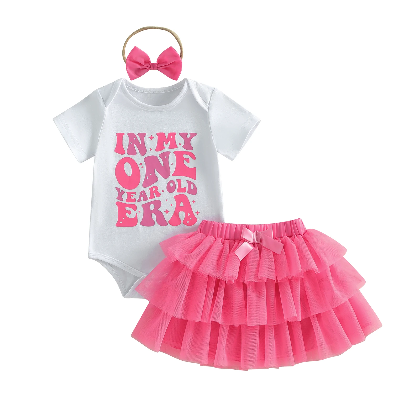 

Наряд на первый день рождения для девочки: комбинезон с коротким рукавом и буквенным принтом, многослойная юбка из фатина с рюшами и повязка на голову с бантом, комплект из 3 предметов