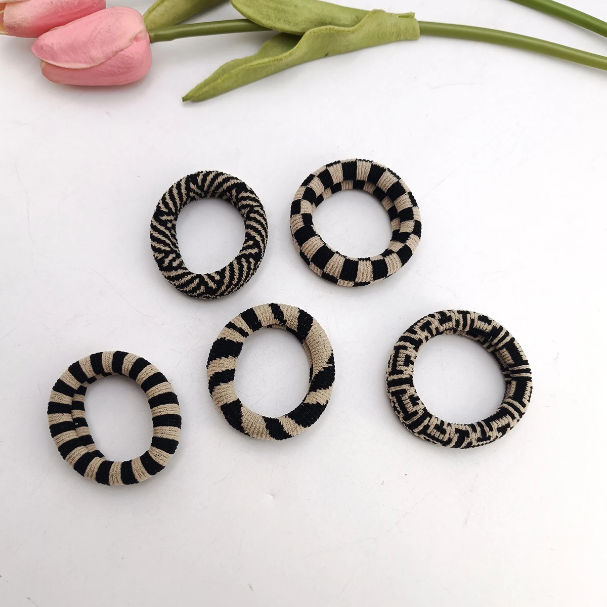 5/10 Stück einfacher und vielseitiger, hochelastischer, schwarz-weiß karierter, spurloser Haarring – Detail 5