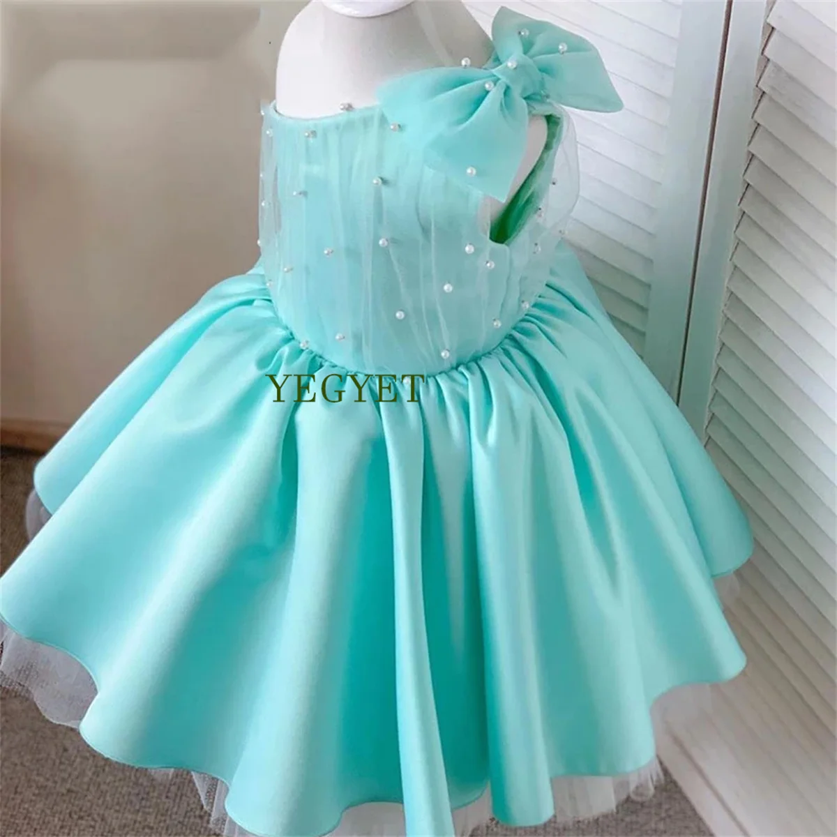 

Puffy Pearls Flower Girl Dresses One Shoulder Bow Satin Girls Wedding Party Dresses Pleated A-Line Short First Communion Dresses