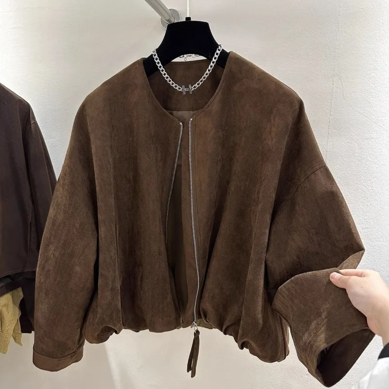 

Короткая женская куртка из искусственной замши. Подходит для весны и осени. Свободный и утягивающий повседневный и стильный топ в американском стиле ретро.