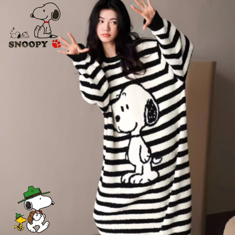 

Snoopy cartoon cute nightdress creative personalised for girls autumn and winter warm coral fleece loungewear pajamas robe gift
