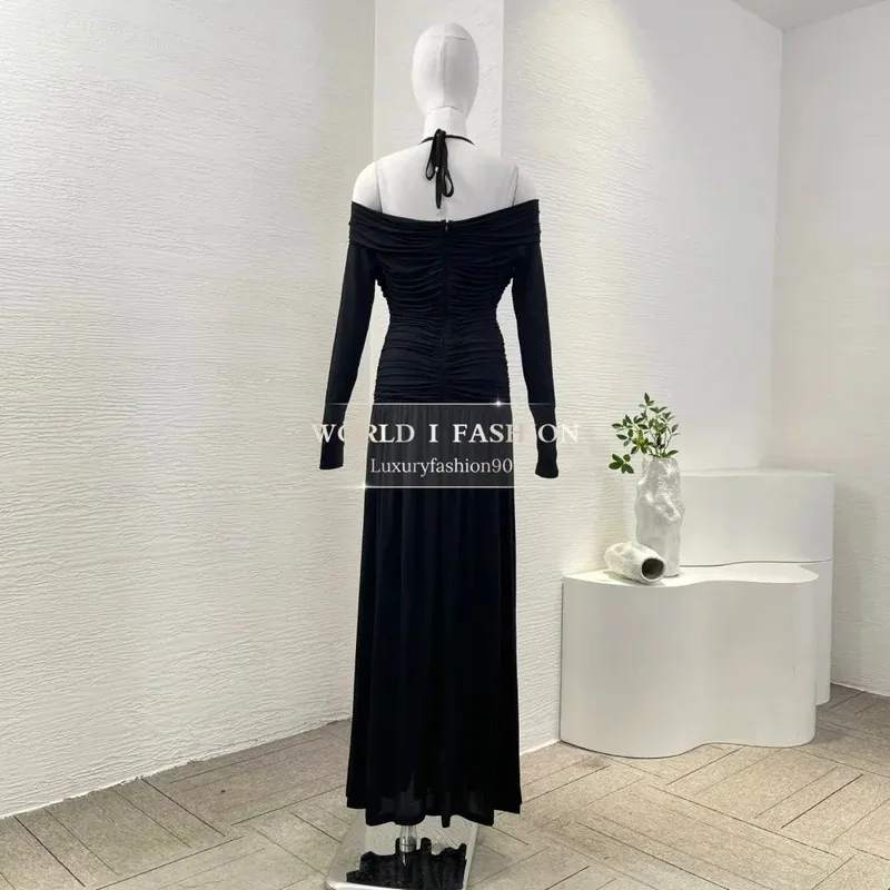Hochwertiges schwarzes, langärmliges Neckholder-Maxikleid mit schulterfreiem Falten und Ausschnitt an der Taille 2025
