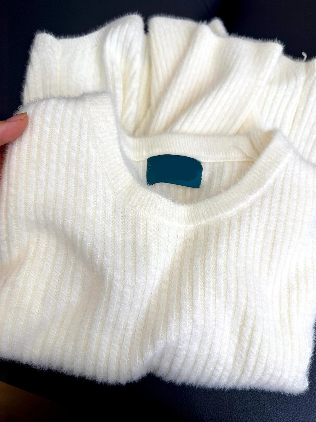 柔らかく心地よい白い丸首の長袖ニットウェア、ゆったりフィット、秋冬のおしゃれなインナーウェア、ベーストップ、通勤用