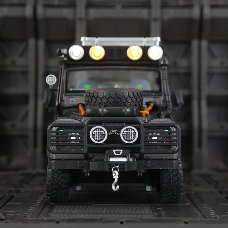 

1: 24 alloy off-road vehicle model car ornaments collection acousto-optic pull back children's toys door can be opened