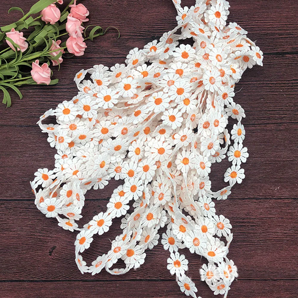 2,4 cm breit, wunderschöner weißer bestickter Gänseblümchen-Spitzenstoff, 3D-Blumen, Spitzenband, Kleid, Kragen, Hüte, Kopfbedeckung, Nähen, Besatz, Dekor