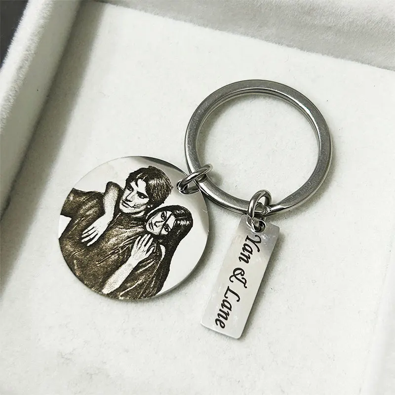 

Custom Photo Keychain Engraved Stainless Steel Portrait Pendant KeyRing Round-Shaped Personalized Jewelry Gifts For Man Women