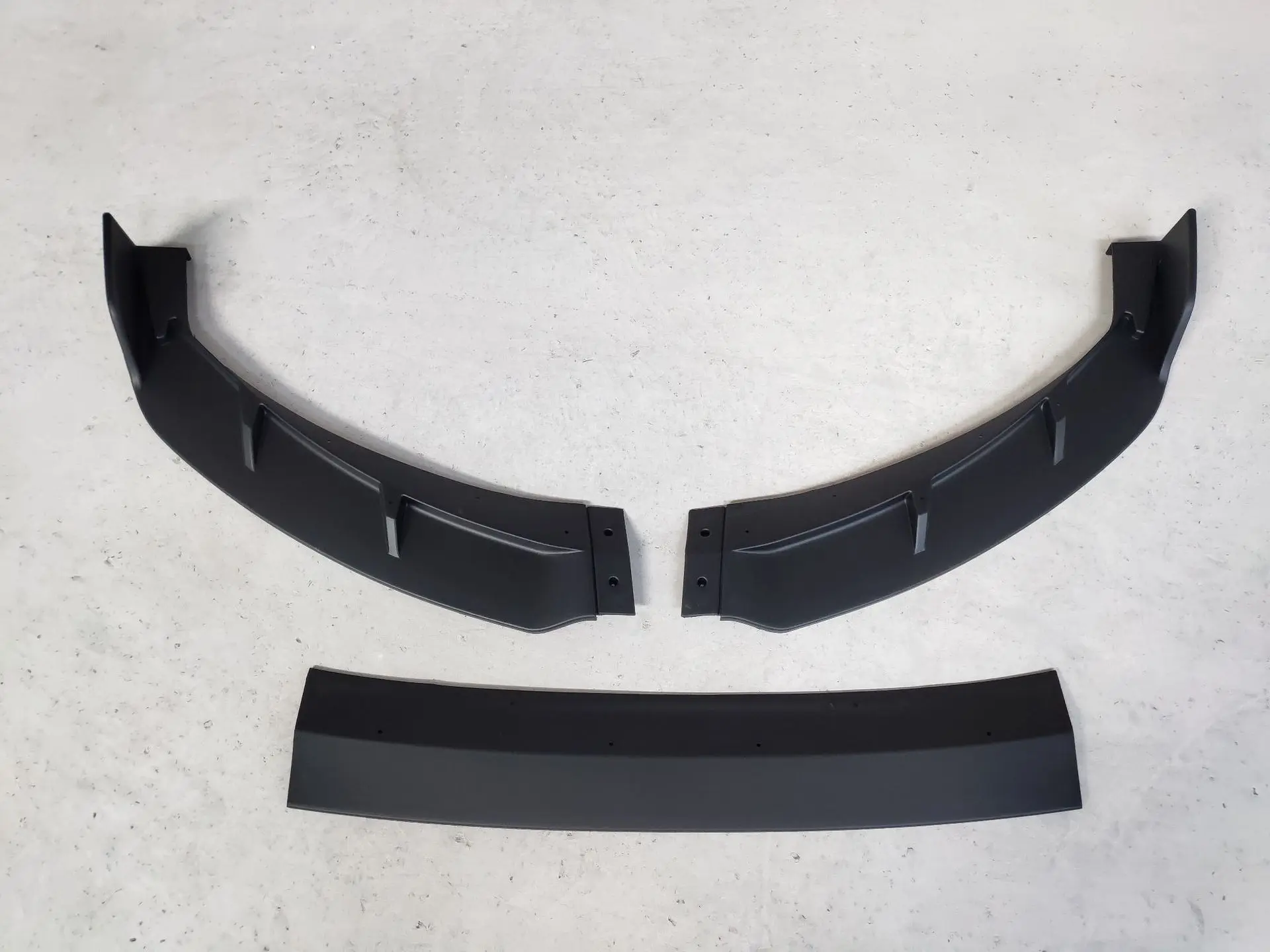 

Suitable for Lynk & Co 03 front lip bumper carbon fiber pattern sports version shovel modified bar surround