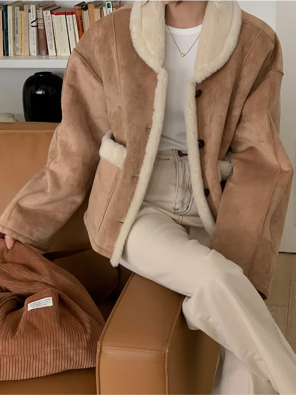 Elegancki, vintage'owy płaszcz dwustronny z zamszowym kołnierzem z futra jagnięcego, damski płaszcz ze skóry ekologicznej i futra, prosty krój, do pracy.