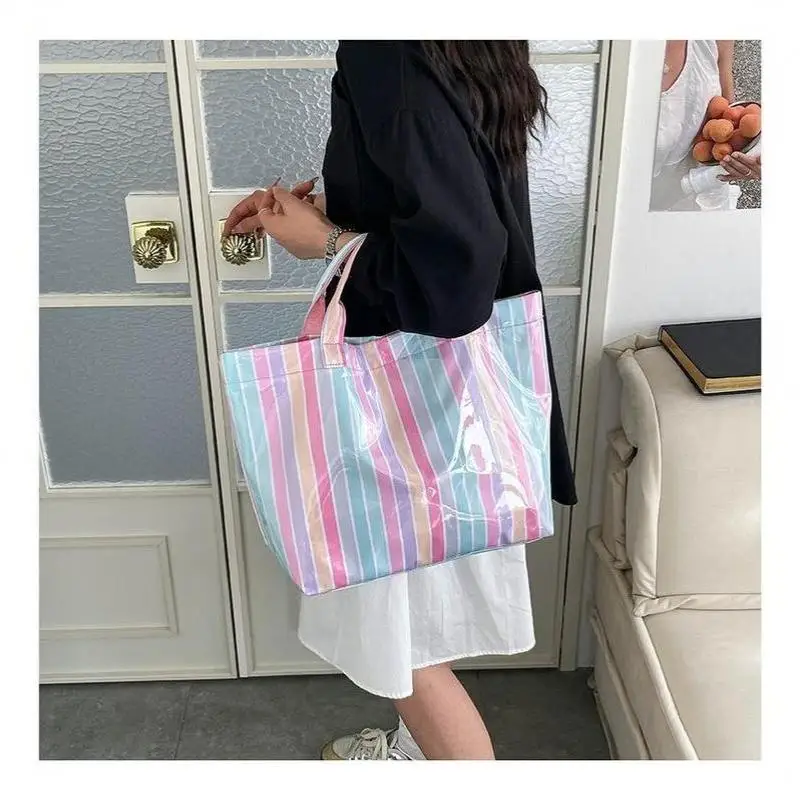 Diese wasserfeste PVC-Tragetasche verfügt über ein rosa-blau gestreiftes Design, ein großes Fassungsvermögen und eignet sich für Strand-Einkäufe. – Detail 31