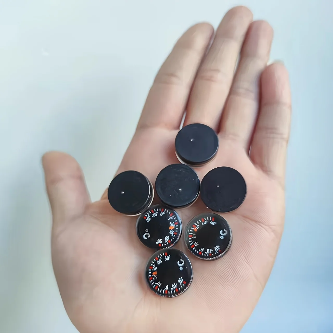 

10pcs 20mm Black Round Thermometers, Waterproof and Anti-Fall Celsius Temperature Gauge, Analog Display, No Battery Needed