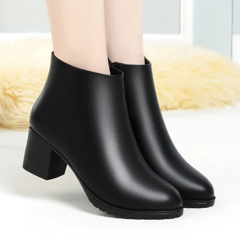 المرأة قصيرة التمهيد عالية الكعب 2025 الخريف جديد جلد طبيعي الصوف مبطن النساء حذاء من الجلد حجم كبير عدم الانزلاق الجوارب النسائية