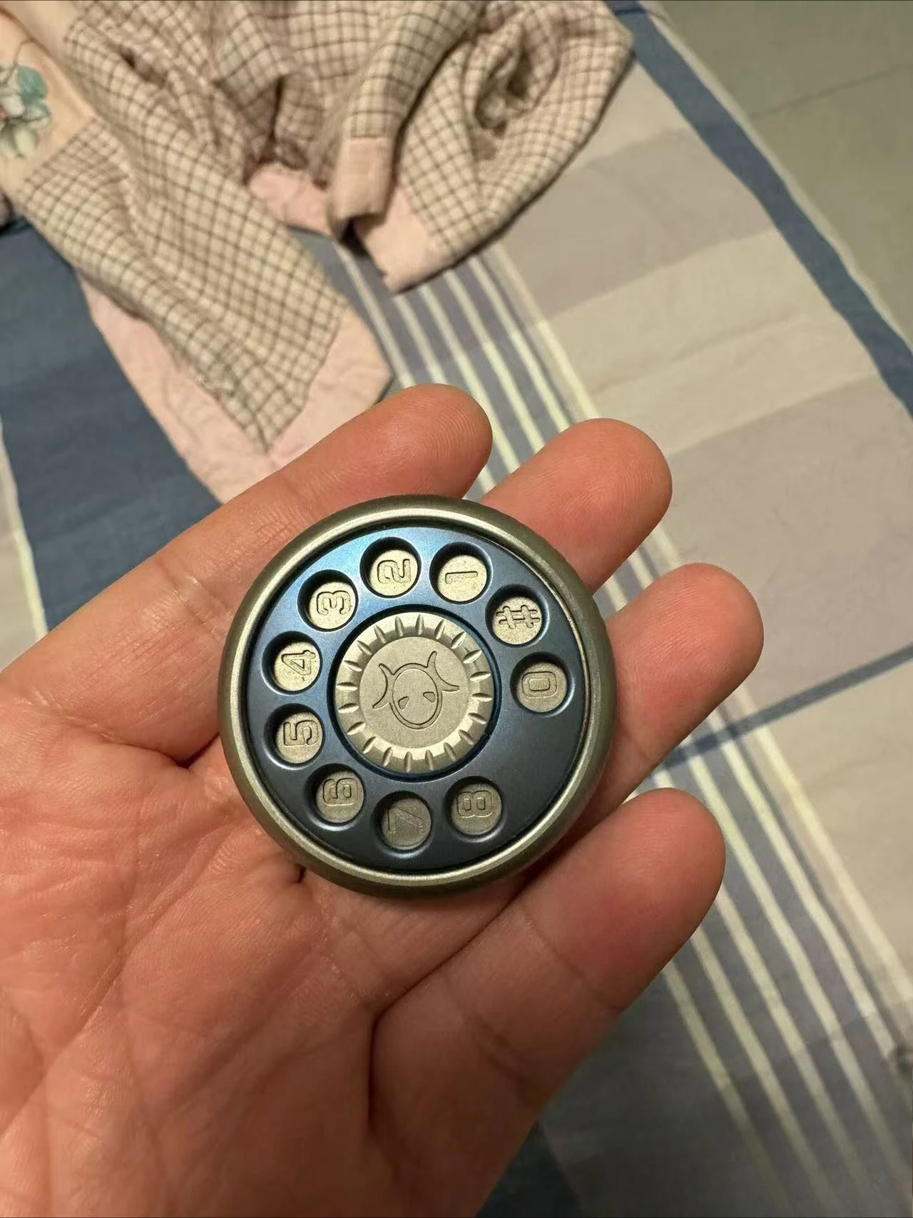 

Б/у игрушка-антистресс EDC B. M Grilled Blue Phone Dial