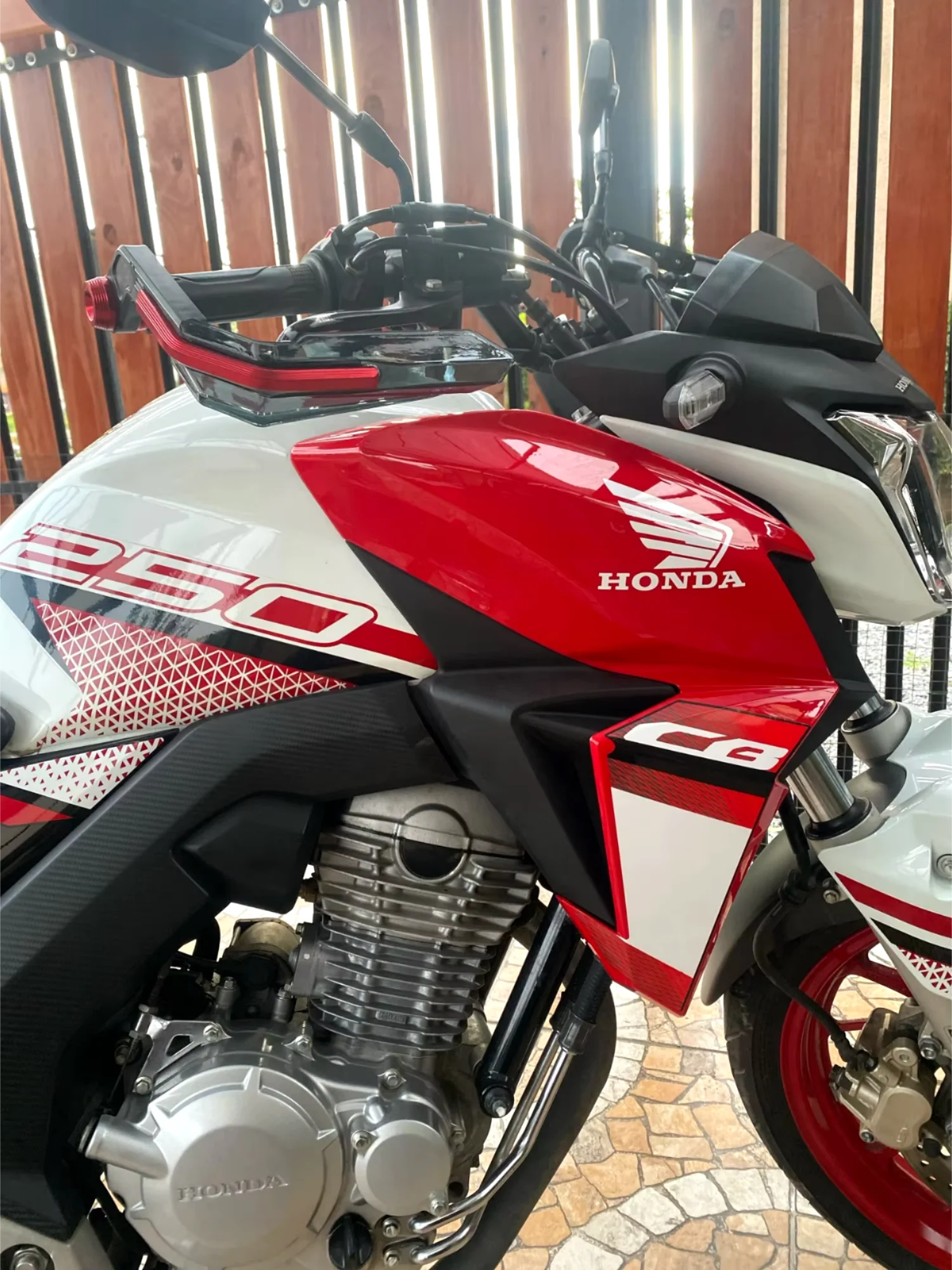 7/8 "オートバイユニバーサルハンドルバープロテクターブレーキレバーガード防風ハンドガードヤマハ Zontes Bajaj ホンダカワサキ KTM