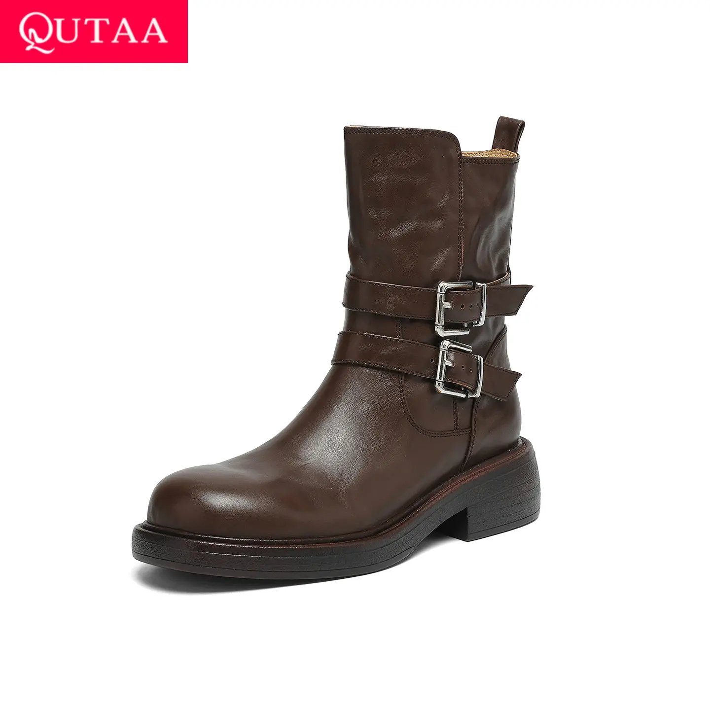 

QUTAA 2026, модные женские мотоциклетные ботильоны на среднем каблуке, обувь из коровьей кожи с круглым носком и пряжкой, повседневные зимние полусапожки 34-42