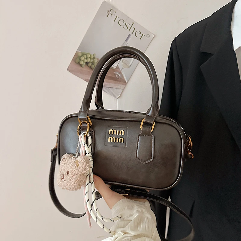 

Изысканная стильная гладкая однотонная металлическая сумка из искусственной кожи с буквенным декором, милая женская сумка с подвеской, сумка на плечо для прогулок, путешествий, прогулок