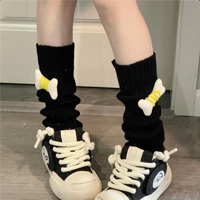 2025 Venta caliente Otoño e Invierno nuevos calcetines de pierna lindos calcetines de estilo universitario tendencia dibujos animados sentido avanzado simplicidad cubierta de pierna