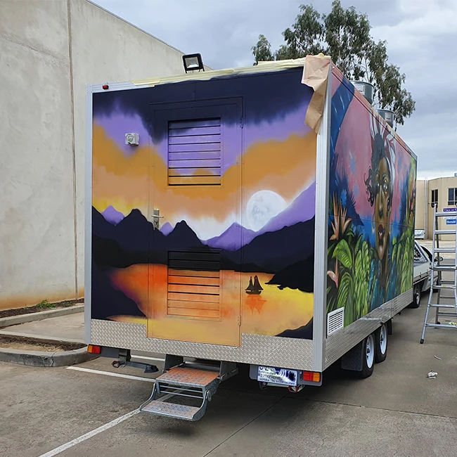 يقدم مقطورة الطعام المتنقلة خدمات توصيل الوجبات السريعة بما في ذلك عربات البرجر وخدمة القهوة، مناسبة لأطعمة الشوارع