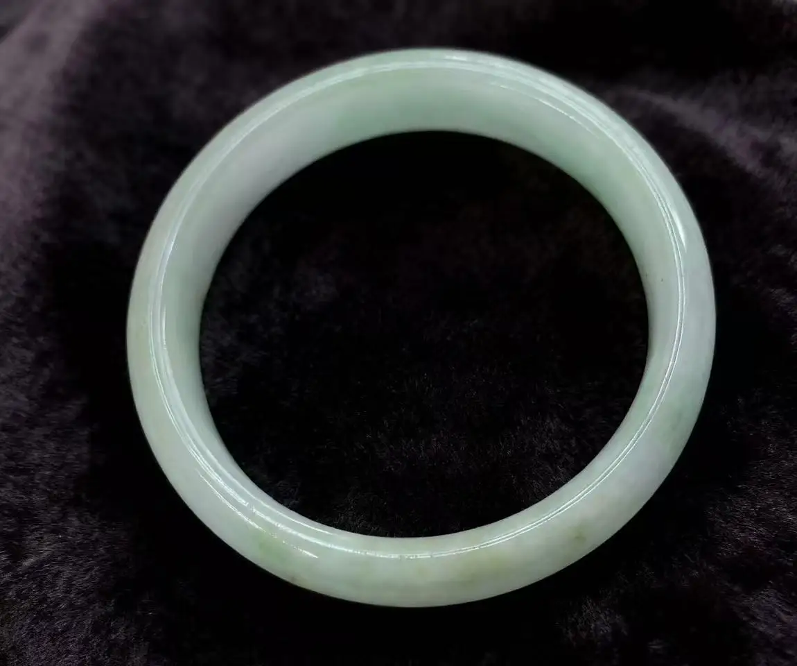 

Realistic shooting of light colored small 56.2mm jade bracelet