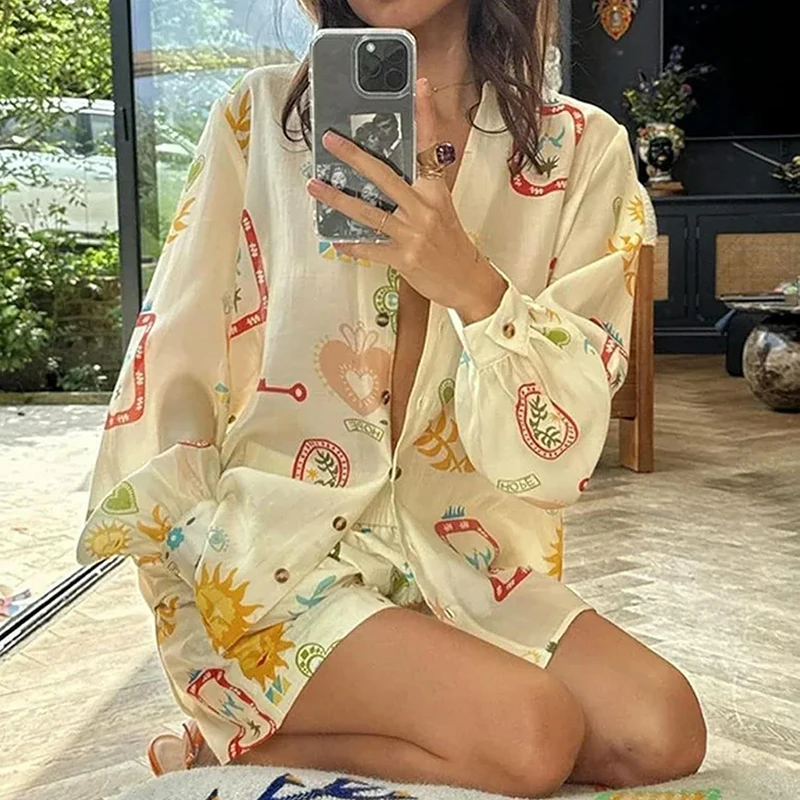 

Women's Retro Pattern Print Top & Shorts Two Piece Hawaii Loose Vacation Outfit Elegant Single Breasted Pocket Pants Leisure Set