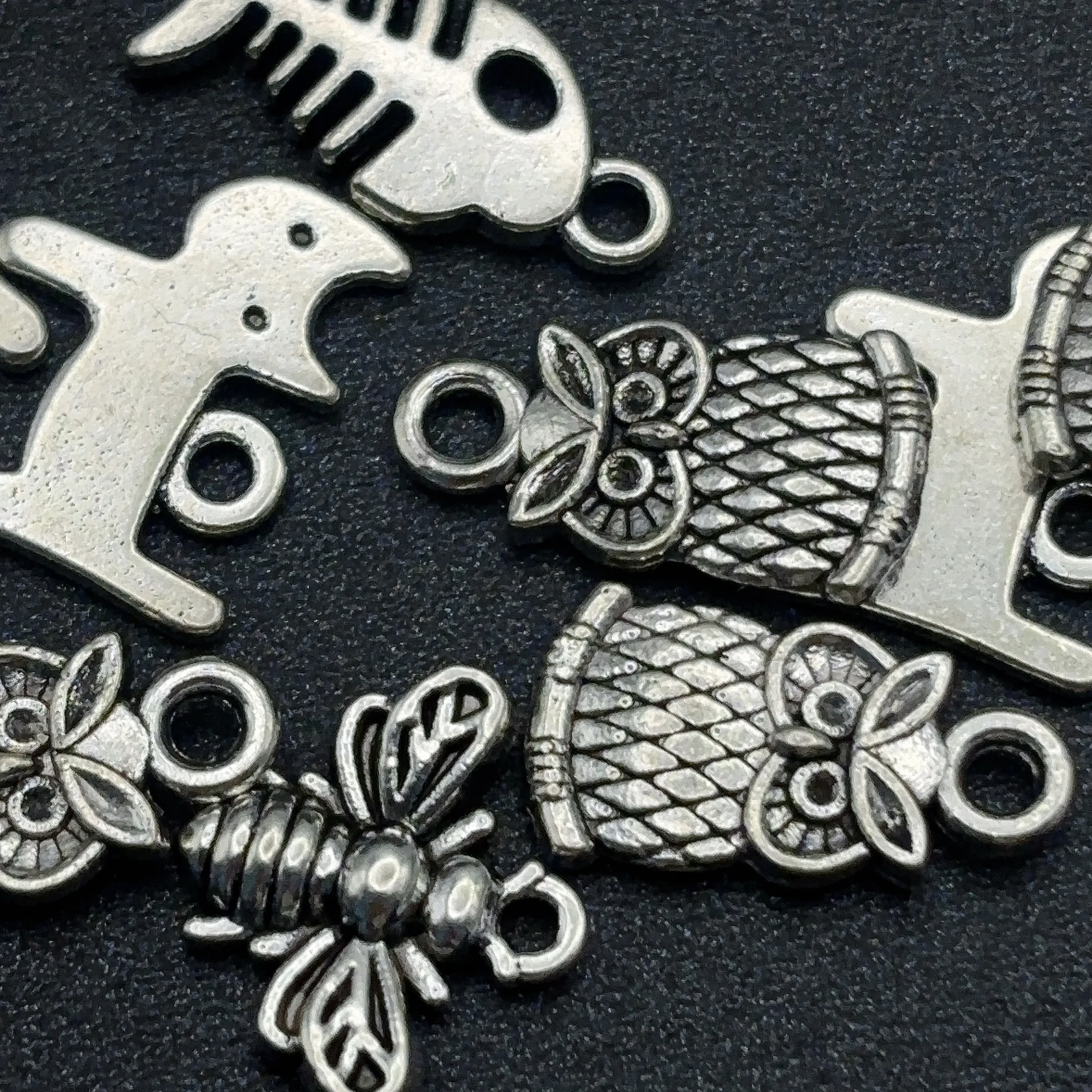 24-Piece Set of Animal DIY Handmade Accessories, Featuring Textured Owls, Hollow Fish Bones, Simple Cats, and Three-Dimensional Little Bees in Various Designs, Suitable for DIY Bracelets, Necklaces, Earrings, Pendants, and Handmade Beaded Decoration Accessories