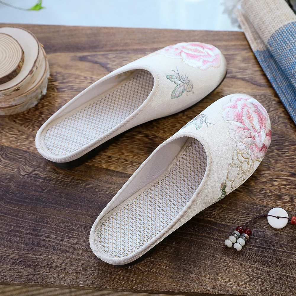 Veowalk Women Comfortable Cotton Fabric Embroidered Closed Toe Flat Slippers Retro Chinese Style Mules Shoes with Soft Bottoms