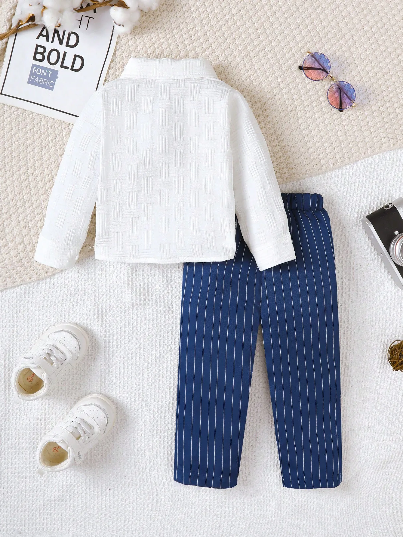 Boys' Spring and Autumn Long-Sleeved Two-Piece Set, Featuring a Simple and Stylish White Collared Long-Sleeved Shirt, Paired with Navy Blue Pants with White Vertical Stripes, Suitable for Little Boys' Daily Outings, Casual School Wear, and Photo Shoots, a Refreshing and Stylish Toddler Casual Outfit.