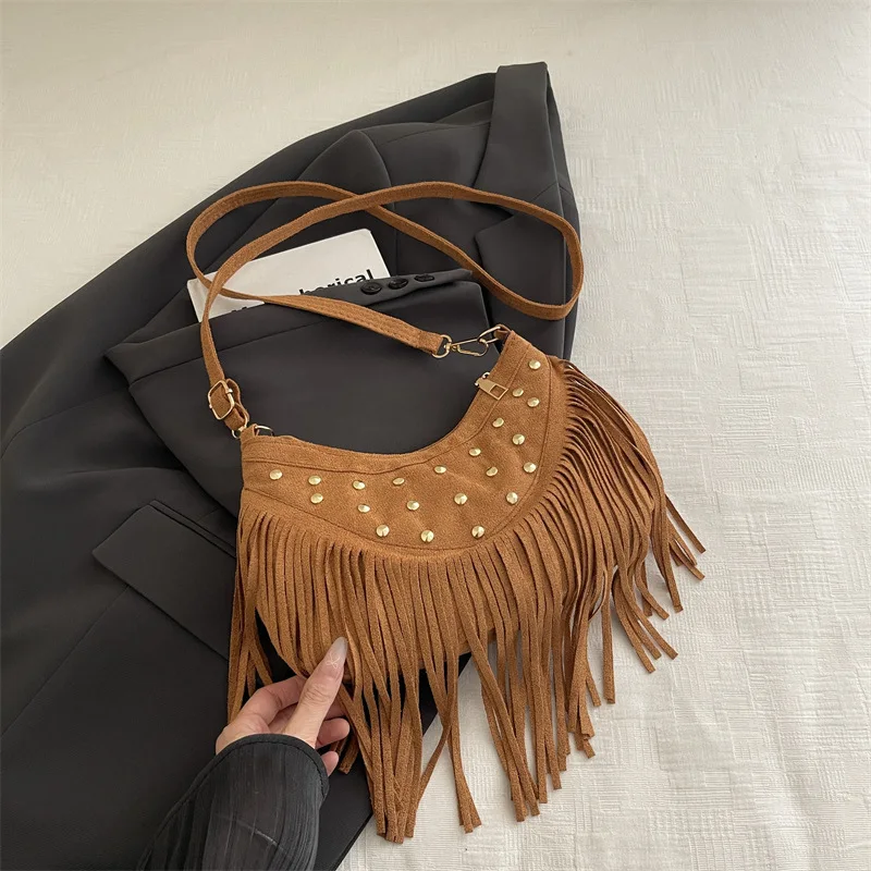 Retro Wildleder-Fransen-Schultertasche mit Metallnieten, Halbmond-Unterarmtasche, Vintage-Tageslook für Konzerte – Detail 9