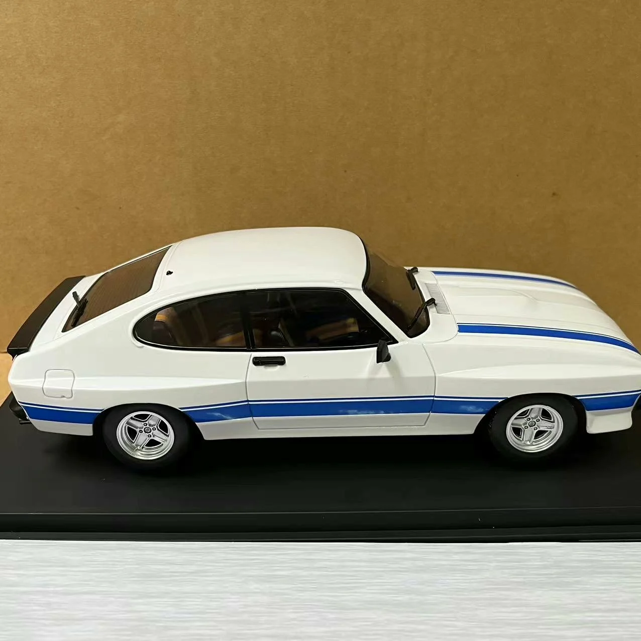 Diecast MCG 1/18 Scale FORD CAPRI MK I I Ford Alloy Car Model Collectible Toy Gift Souvenir Display Ornament