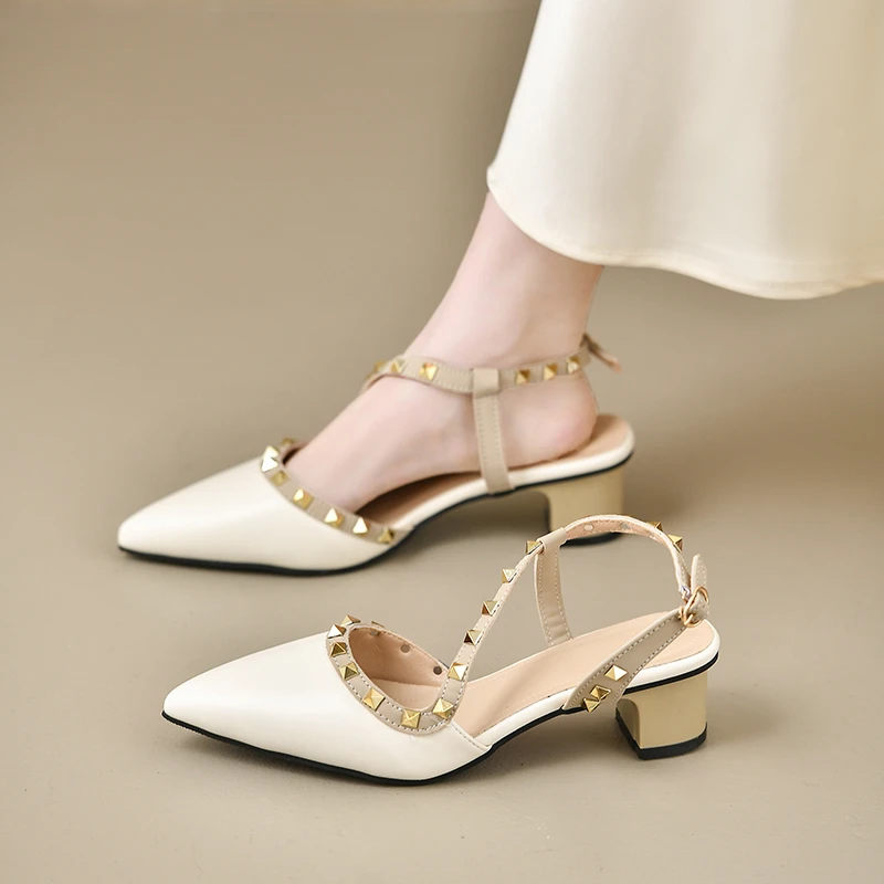 

Женские модные сандалии с блестящими ремешками и пряжками на задней части, в европейском и американском стиле, трендовая обувь с закрытым носком и золотыми заклепками.