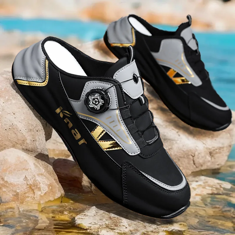 Ein Paar modische Herrensandalen, bequeme und weiche Slip-Ons