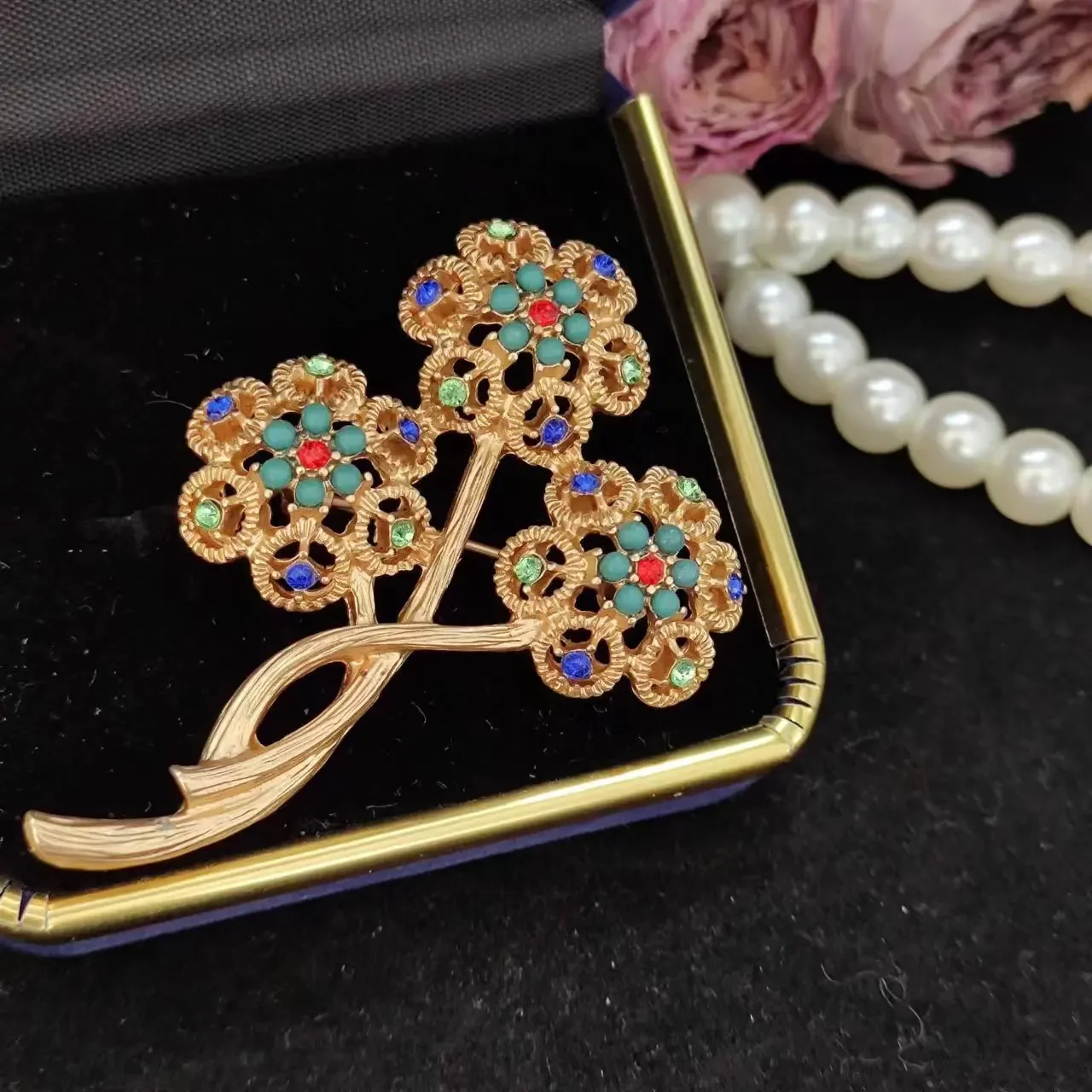 

Vintage gold-plated elegant temperament sweet hollow alloy flower bouquet brooch