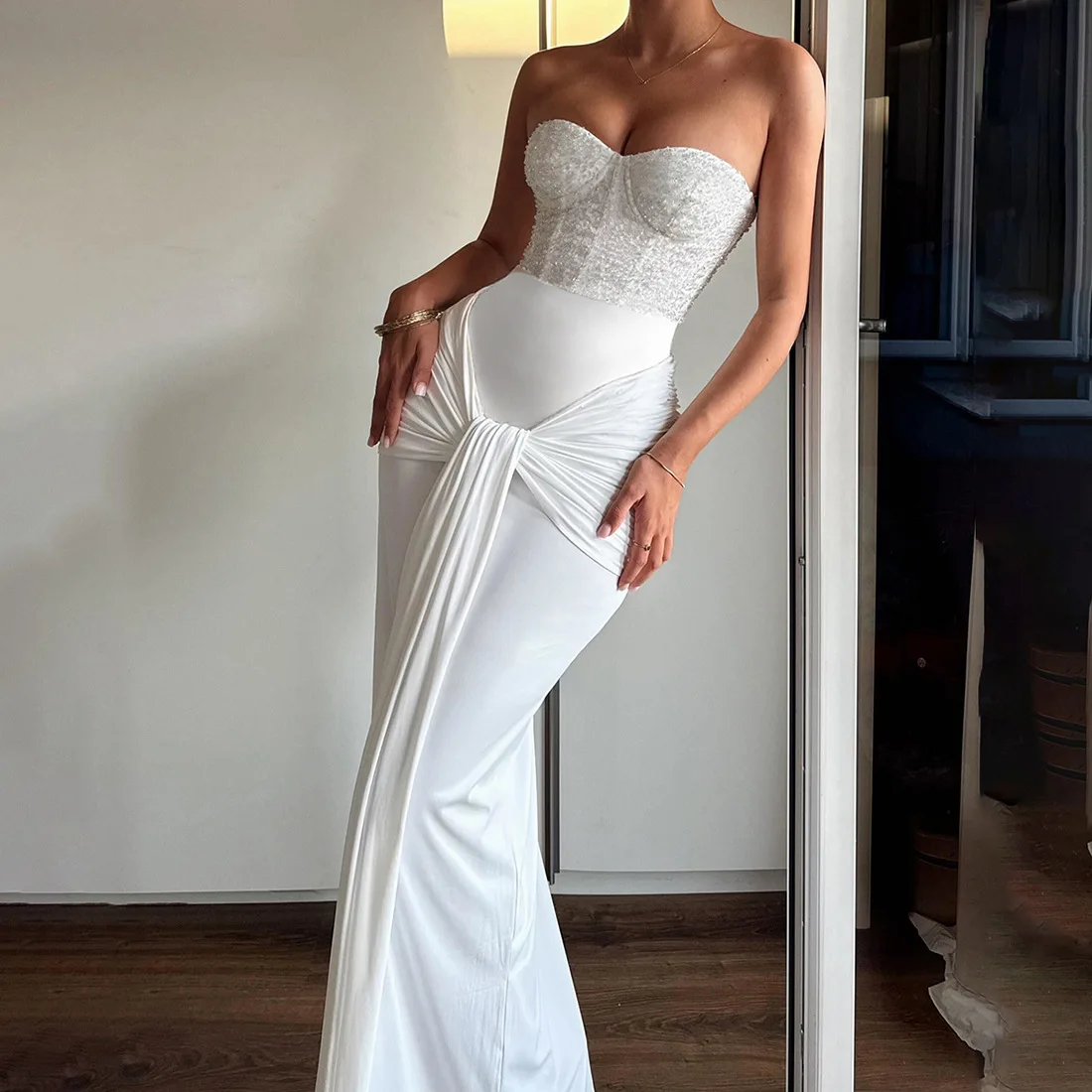 Sukienki bodycon letnie sukienki jednoczęściowe damskie na wakacje w kurortach relaks czas wolny zabawa i rozkosz koncentracja palma drzewo opalanie się gotowe do opalania się