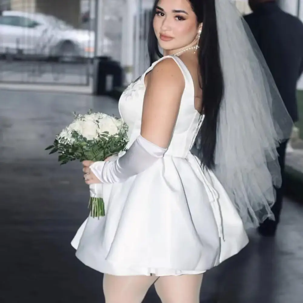 فساتين زفاف قصيرة من الساتان للعروس على الشاطئ وأشرطة سباغيتي فستان زفاف ضيق صغير لحفلات الزفاف