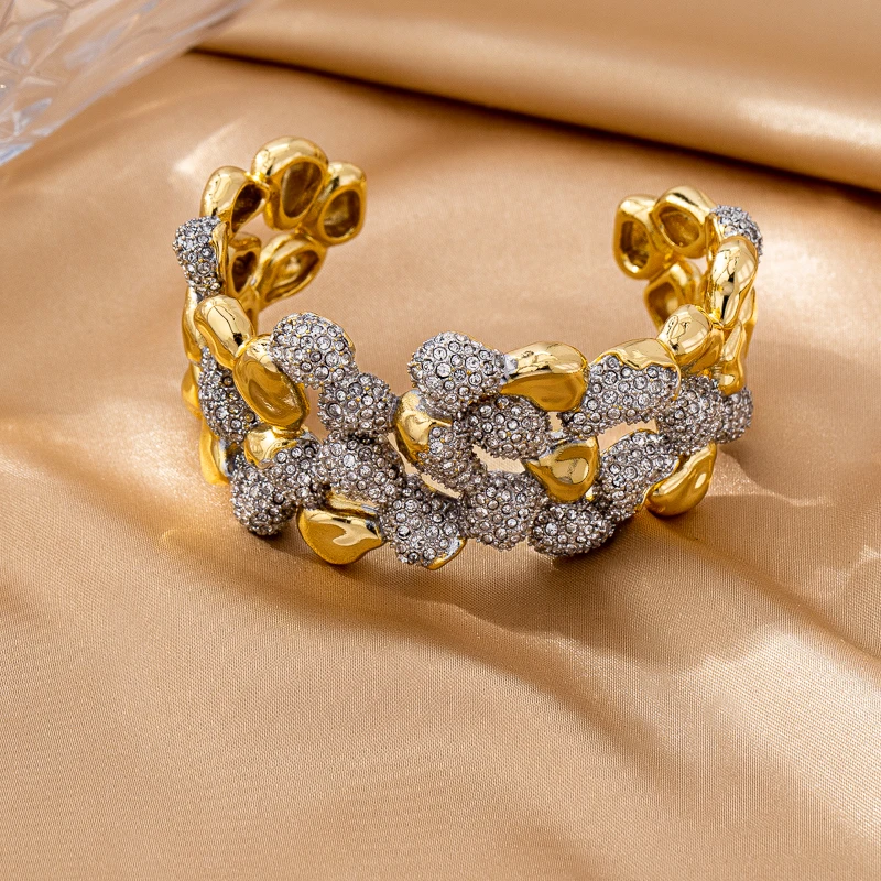 هذا هو تصميم أصلي من قبل عبقري أوروبي وأمريكي. تتميز بتطابقها عصرية ومتعددة الاستخدامات وغير رسمية مطلية بالذهب من النحاس