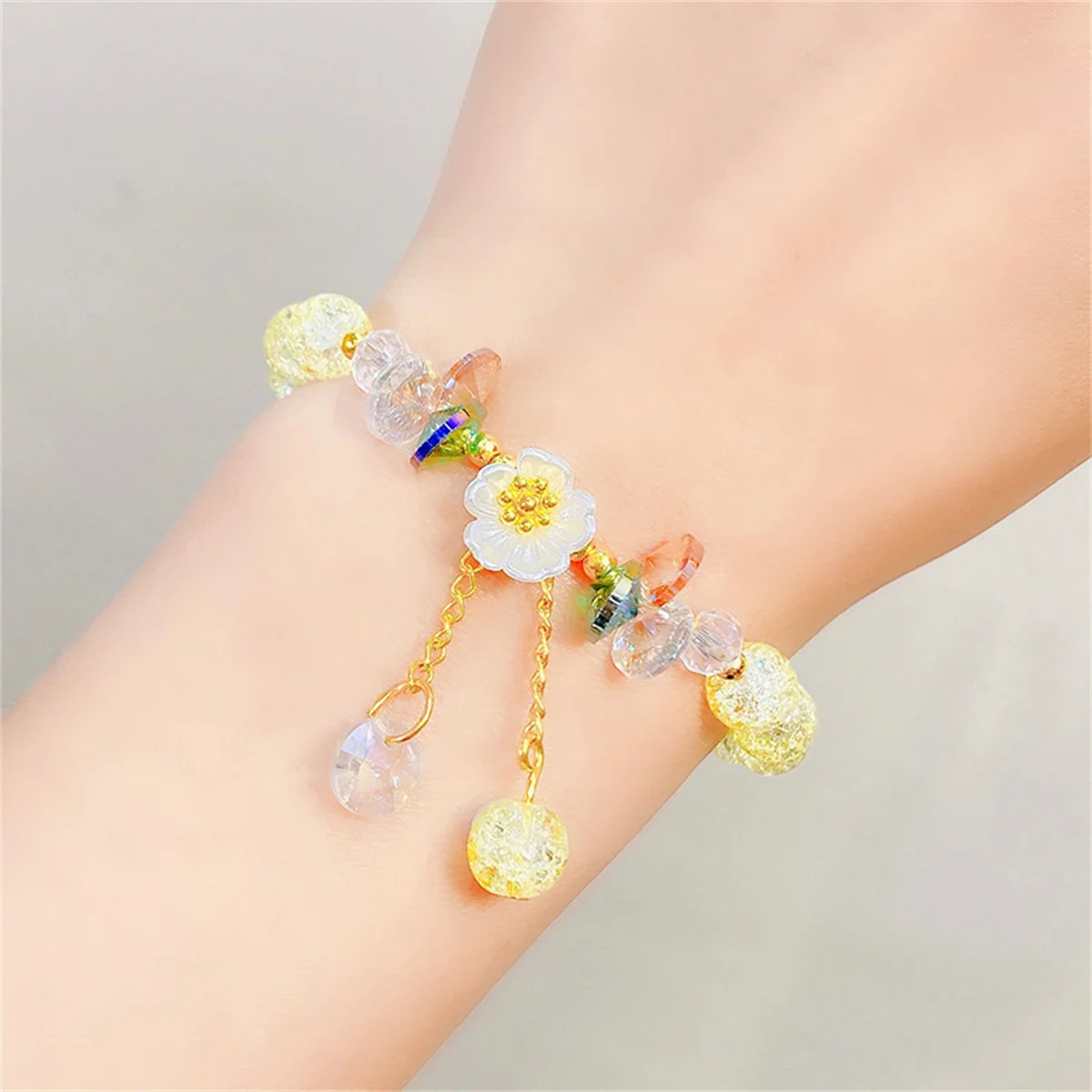 Elegant Fashion Flower Crystal Beaded Bracelets For Women Charm Shell Daisy Floral Beads Tassel Elastic Bracelet Jewelry Gifts