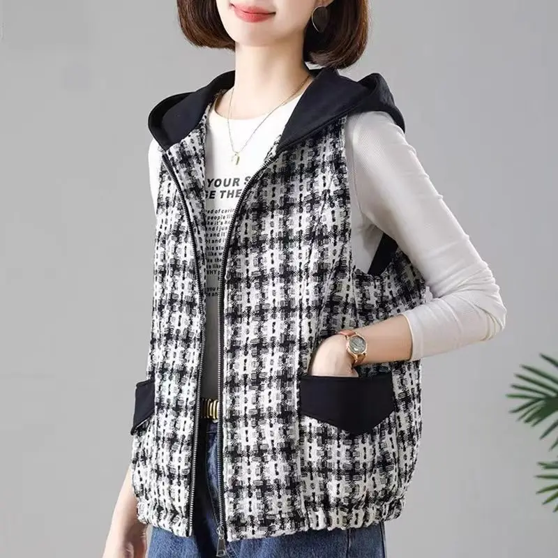 เสื้อกั๊กมีฮู้ดลายสก็อตไซส์ใหญ่สำหรับผู้หญิง เสื้อคลุมแฟชั่นปี 2025 สำหรับคุณแม่วัยกลางคน ทรงหลวม ไซส์ใหญ่พิเศษ เหมาะสำหรับใส่ไปทำงาน สไตล์จีน