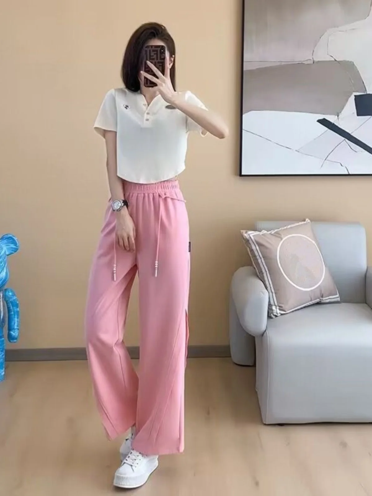 

Модный повседневный спортивный костюм для женщин, лето 2026: новый стильный розовый комплект из двух предметов с широкими брюками и футболкой с отложным воротником и коротким рукавом
