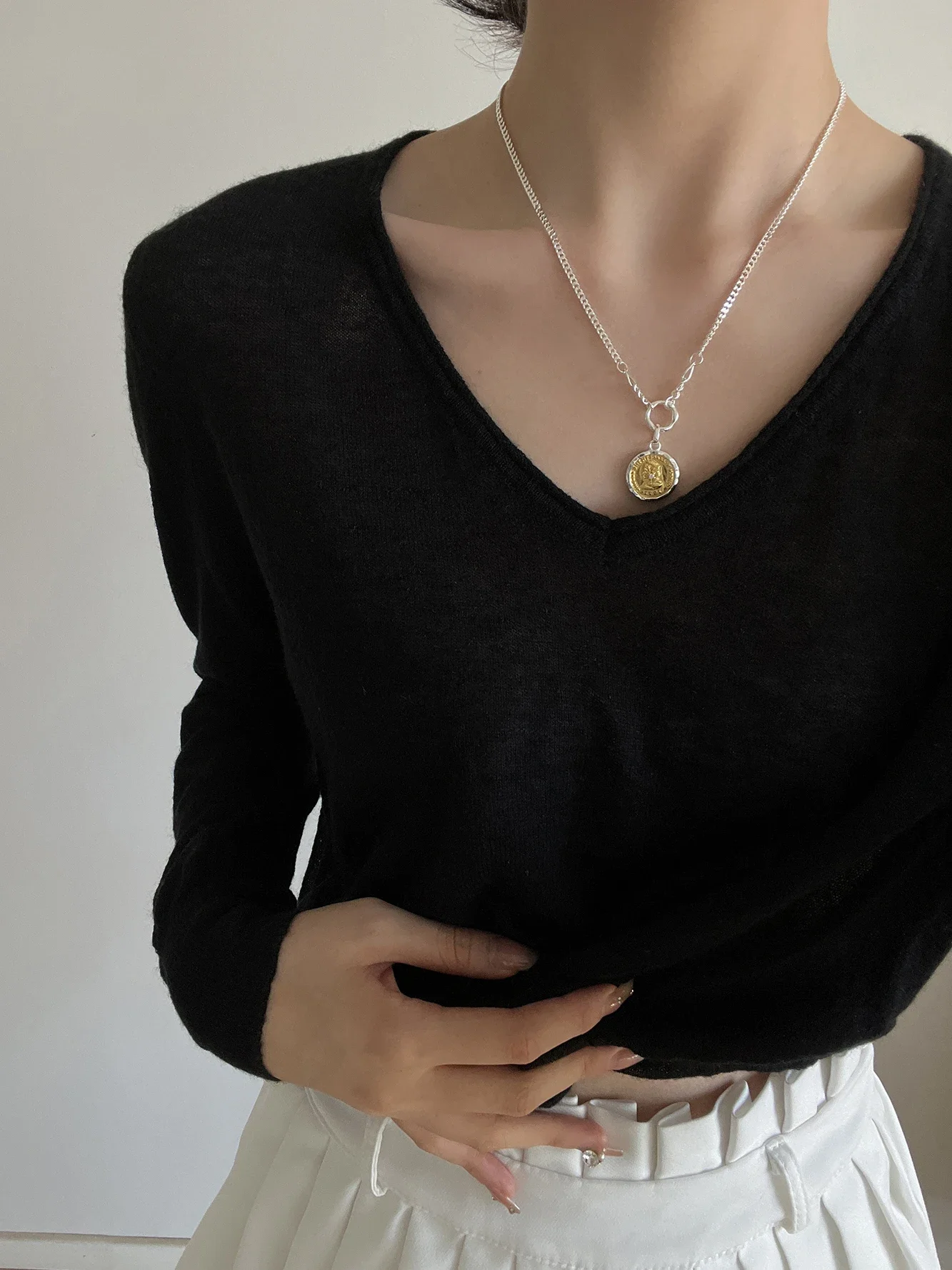 S925 Sterling Silver Necklace for Women Small Design Sense  Ancient Coin Queen Statue Pendant  Personalized Simple Collar Chain