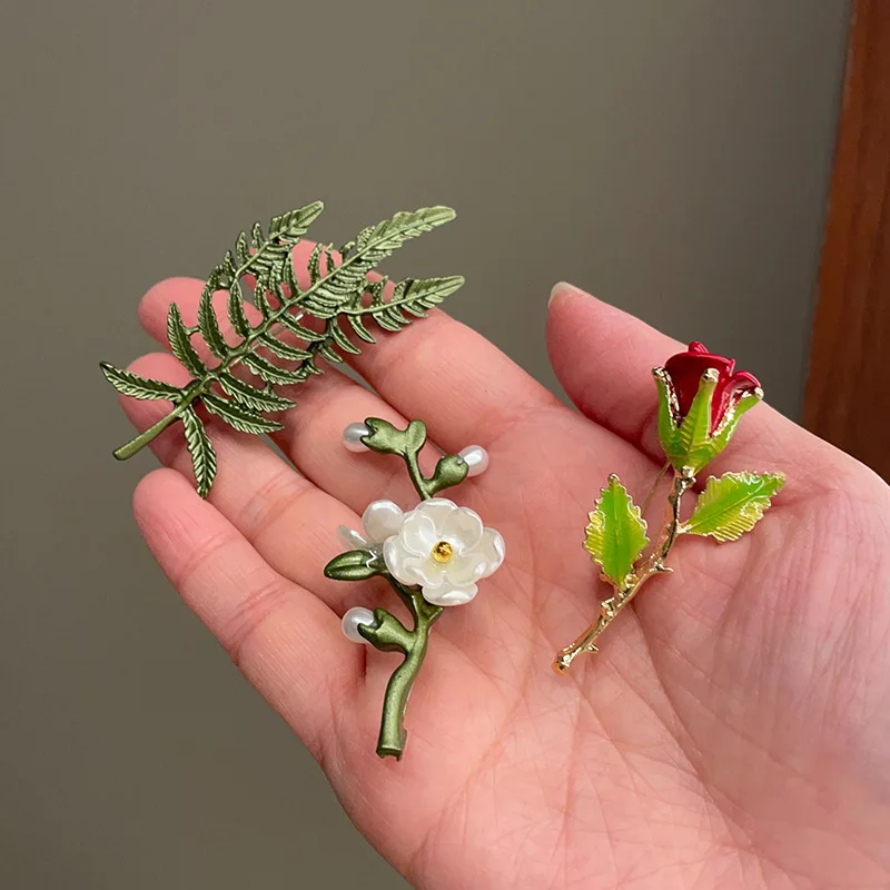 

Green Plant Flower Brooch with Pearl Anti-Exposure Pin High-End Women's Fresh-Style Suit Corsage Accessory