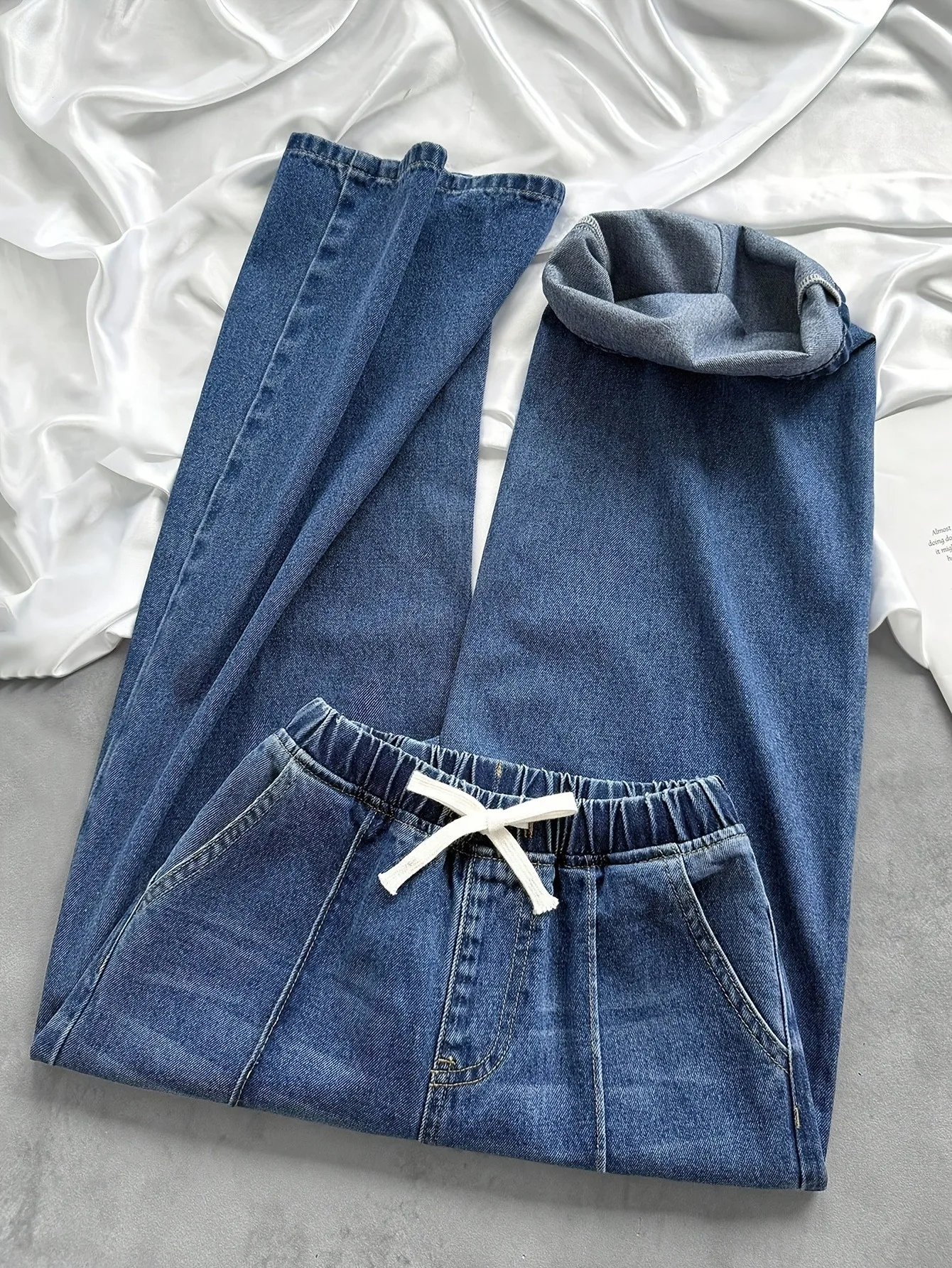 Bequeme Mädchen-Jeans mit elastischem Bund, weiche, dehnbare Denim-Hose mit weitem Bein und Schleife für die Schule und den Alltag – Detail 6