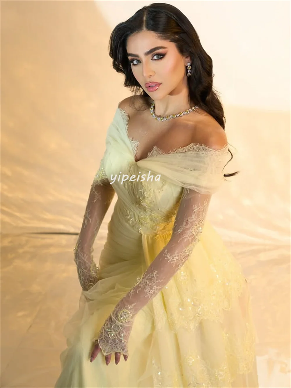 Abiti lunghi dritti con spalle scoperte in pizzo intricato stile moderno personalizzato Abiti da cerimonia su misura Moda