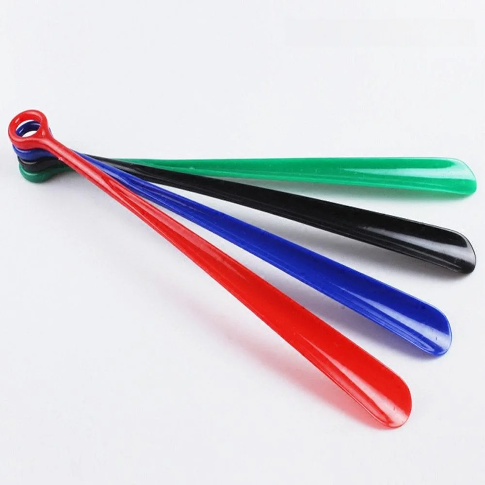 calcadeira-de-plastico-para-uso-domestico-tipo-penduravel-para-calcar-sapatos-sem-se-baixar-dispositivo-confortavel-para-c