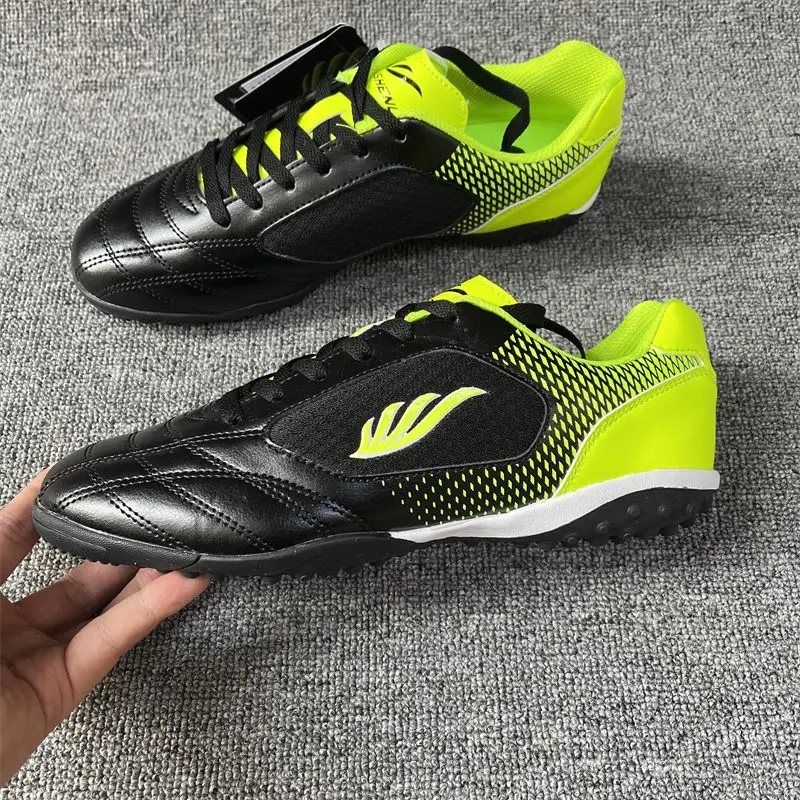2025 new hot sale professional soccer shoes men's and women's sports training shoes professional training soccer shoes very good