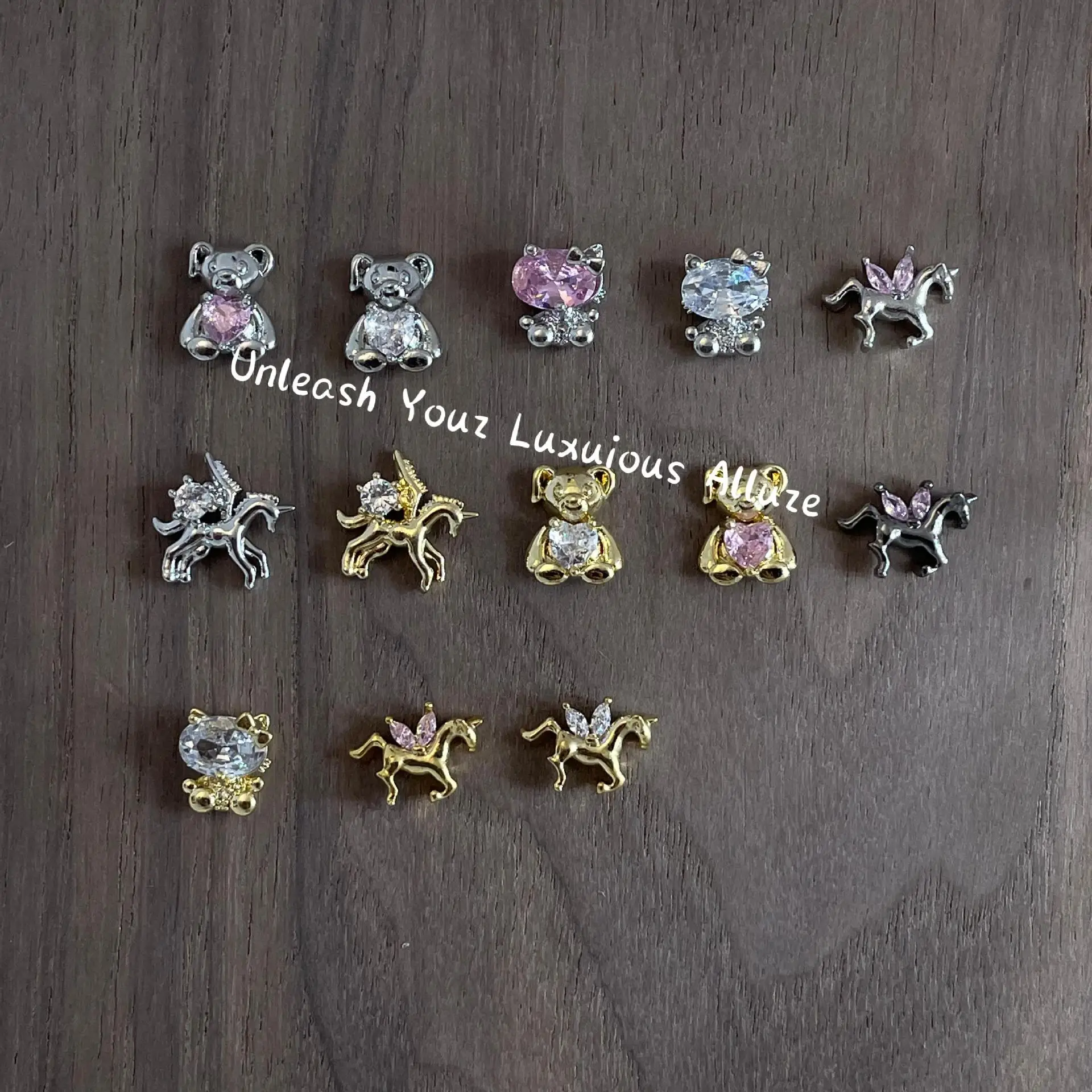 4個入り カニウ 3Dアニマルネイルチャーム 可愛いクマ 猫 ユニコーン ゴールド ホワイト ピンク クリスタルラインストーン ネイルアートデコ DIY マニキュア用
